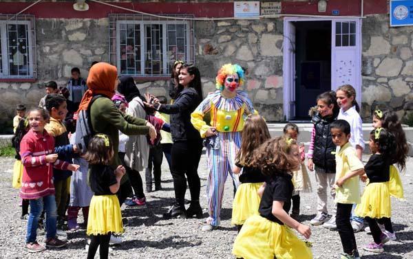 Köy köy gezip iyilik dağıtıyorlar