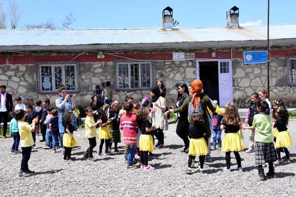 Köy köy gezip iyilik dağıtıyorlar