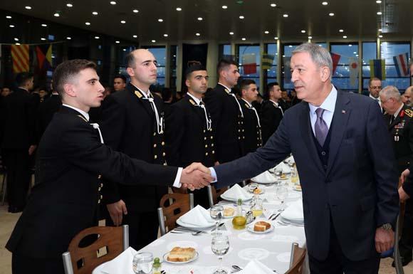 Bakan Akar ve komutanlar Deniz Harp Okulu öğrencileriyle iftar yaptı