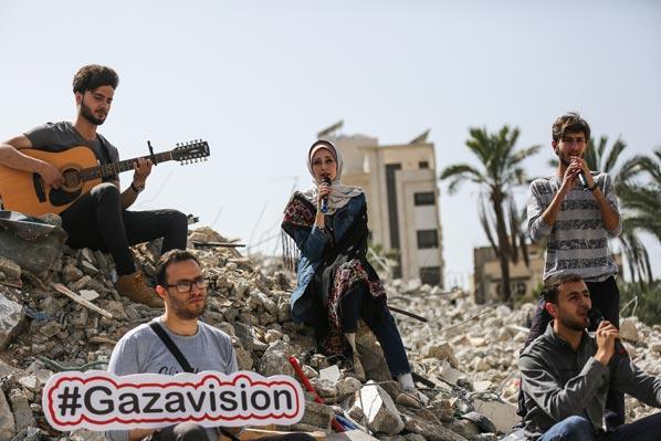 Gazzedeki AA ofisinin bulunduğu binanın enkazında şarkı yarışması
