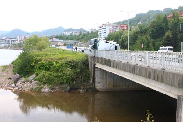 Takla atan araç köprü korkuluğunda asılı kaldı