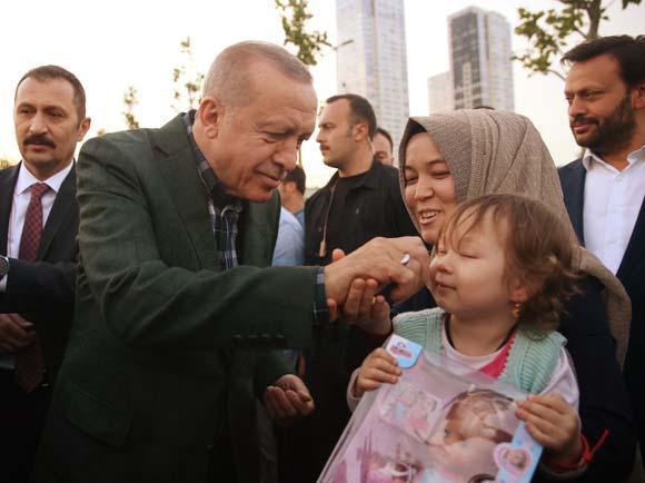 Cumhurbaşkanı Erdoğan sahilde vatandaşlarla iftar yaptı