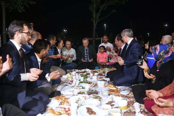 Cumhurbaşkanı Erdoğan sahilde vatandaşlarla iftar yaptı