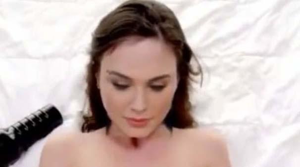 Bola mushukni yalab, barmoqlari bilan tegizadi Kichkina mushuk pornosi uchun katta mashina