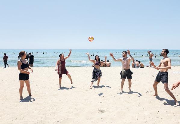 Halk plajında deniz sefası