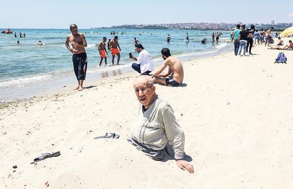 Halk plajında deniz sefası