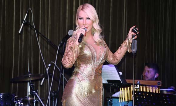 Seda Sayandan nefes kesen dekolte Uyarı aldı...