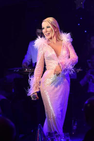 Seda Sayandan nefes kesen dekolte Uyarı aldı...