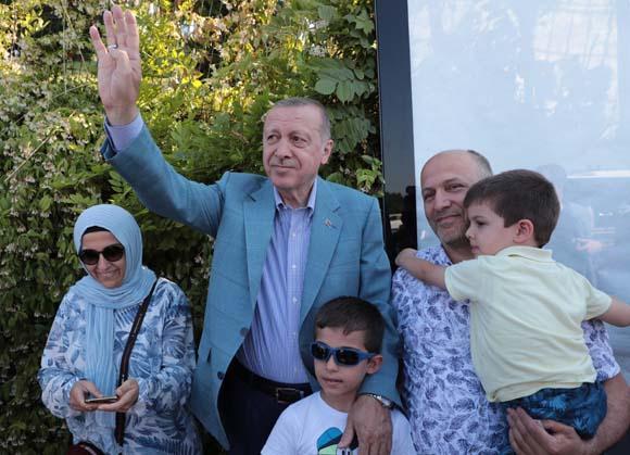 Cumhurbaşkanı Erdoğan vatandaşlarla sohbet etti fotoğraf çektirdi