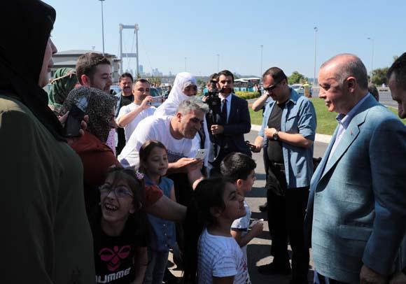 Cumhurbaşkanı Erdoğan vatandaşlarla sohbet etti fotoğraf çektirdi