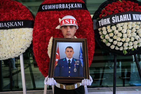 Helikopterden düşerek şehit olan asker toprağa verildi