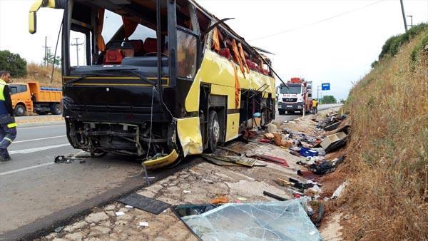 Tur otobüsü otomobile çarptı 4 ölü, 48 yaralı