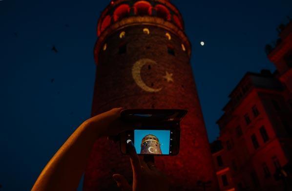 İstanbulun simgeleri kırmızı beyaza büründü