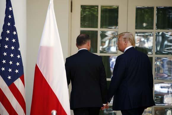 Trump imzaladı Polonyaya ilave bin asker...