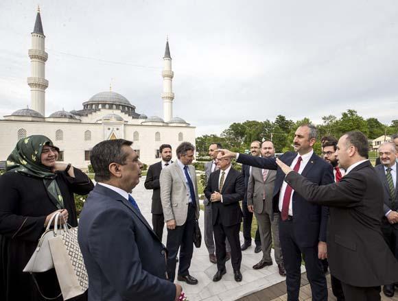 Adalet Bakanı Gül, Amerika Diyanet Merkezini ziyaret etti