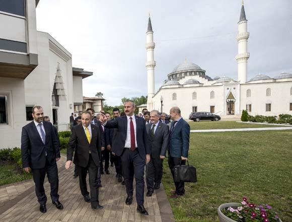 Adalet Bakanı Gül, Amerika Diyanet Merkezini ziyaret etti