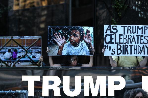 Trump doğum gününde böyle protesto edildi