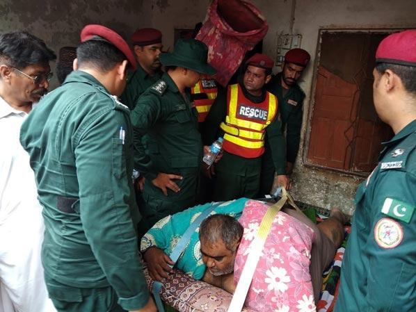 300 kiloluk obez adam askeri helikopterle hastaneye kaldırıldı