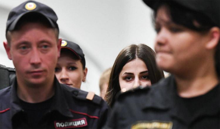 Rus ayol kokraklarini korsatdi. Rus ayol kokraklarini korsatdi.