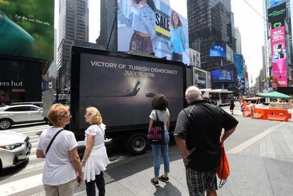15 Temmuz New Yorkta dijital ekranlı kamyonetle anlatıldı