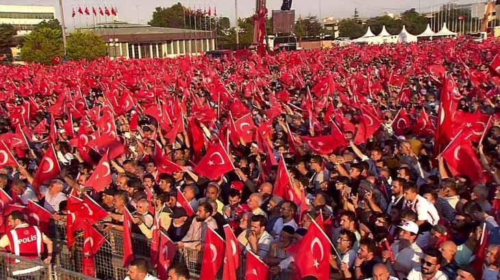SON DAKİKA...Şu an İstanbul Eline bayrağı alan oraya koştu