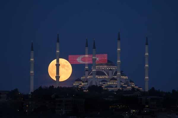 Parçalı Ay Tutulması Türkiyeden böyle görüntülendi Parçalı Ay Tutulması Türkiyeden böyle görüntülendi
