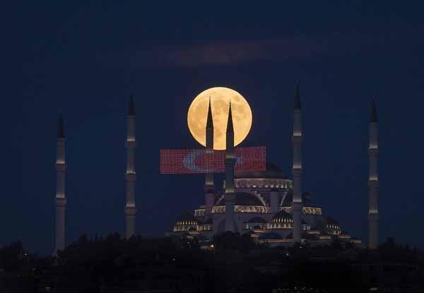 Parçalı Ay Tutulması Türkiyeden böyle görüntülendi Parçalı Ay Tutulması Türkiyeden böyle görüntülendi