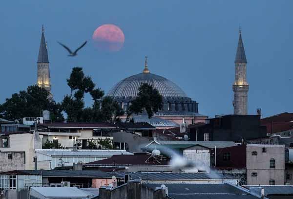 Parçalı Ay Tutulması Türkiyeden böyle görüntülendi Parçalı Ay Tutulması Türkiyeden böyle görüntülendi