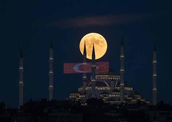 Parçalı Ay Tutulması Türkiyeden böyle görüntülendi Parçalı Ay Tutulması Türkiyeden böyle görüntülendi