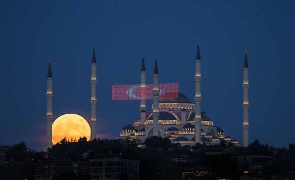 Parçalı Ay Tutulması Türkiyeden böyle görüntülendi Parçalı Ay Tutulması Türkiyeden böyle görüntülendi