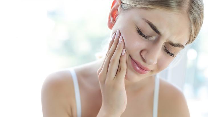Başınızda hep bu ağrı varsa sebebi dişleriniz olabilir