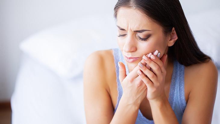 Başınızda hep bu ağrı varsa sebebi dişleriniz olabilir