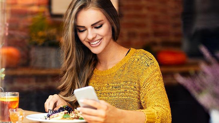 Bilgisayarla ya da telefonla ilgilenirken yemek yemeyin