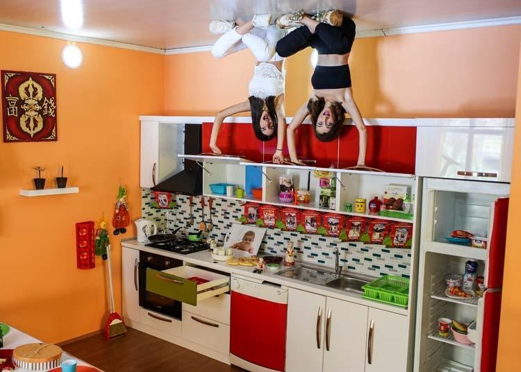 Tatilcilerin ilgi odağı oldu Bu evde her şey ters