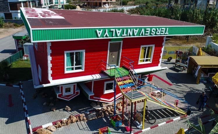 Tatilcilerin ilgi odağı oldu Bu evde her şey ters