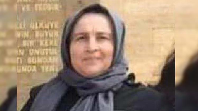 Eşinin kullandiği traktörün altinda kaldi!