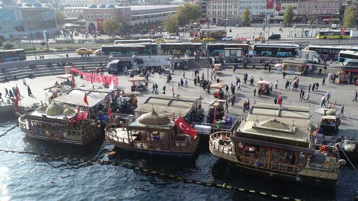 Eminönü’nde i̇bb şirketi beltur eliyle balik- ekmek