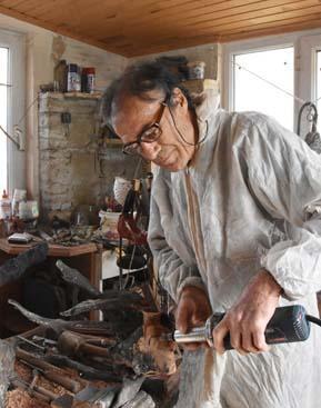 Ağaç köklerine şekil veriyor