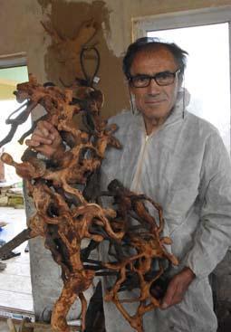 Ağaç köklerine şekil veriyor