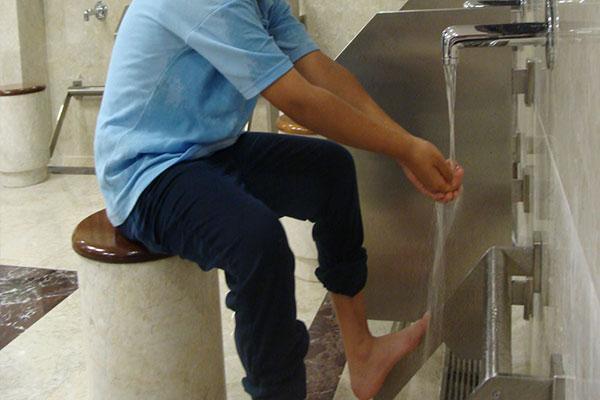 ABDEST NASIL ALINIR 1- ELLERİ YIKAMAK