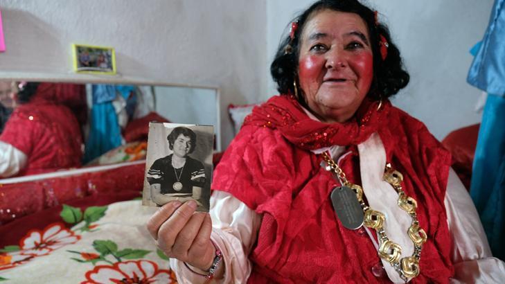 BAŞKASINA BAKMASIN DİYE KIRMIZI GİYDİM