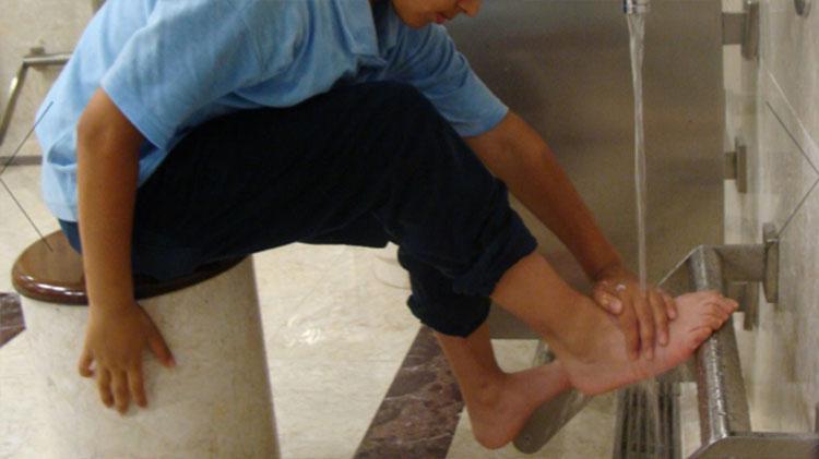 SAĞ AYAĞI YIKAMAK SAĞ AYAĞI YIKAMAK