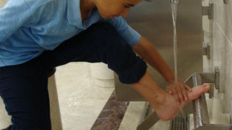 SOL AYAĞI YIKAMAK SOL AYAĞI YIKAMAK