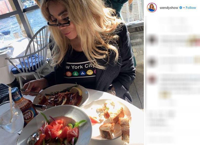 Ünlü sunucu canlı yayında gaz çıkardı Ünlü sunucu canlı yayında gaz çıkardı