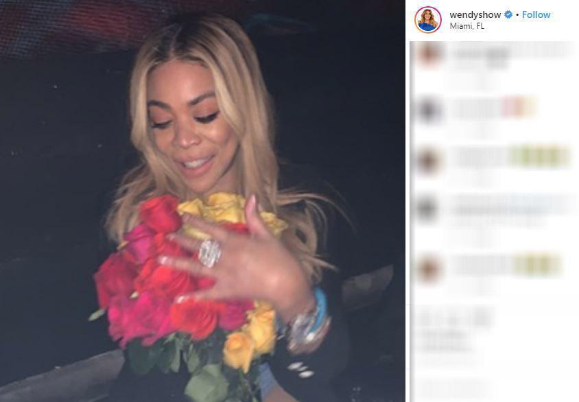 Ünlü sunucu canlı yayında gaz çıkardı Ünlü sunucu canlı yayında gaz çıkardı