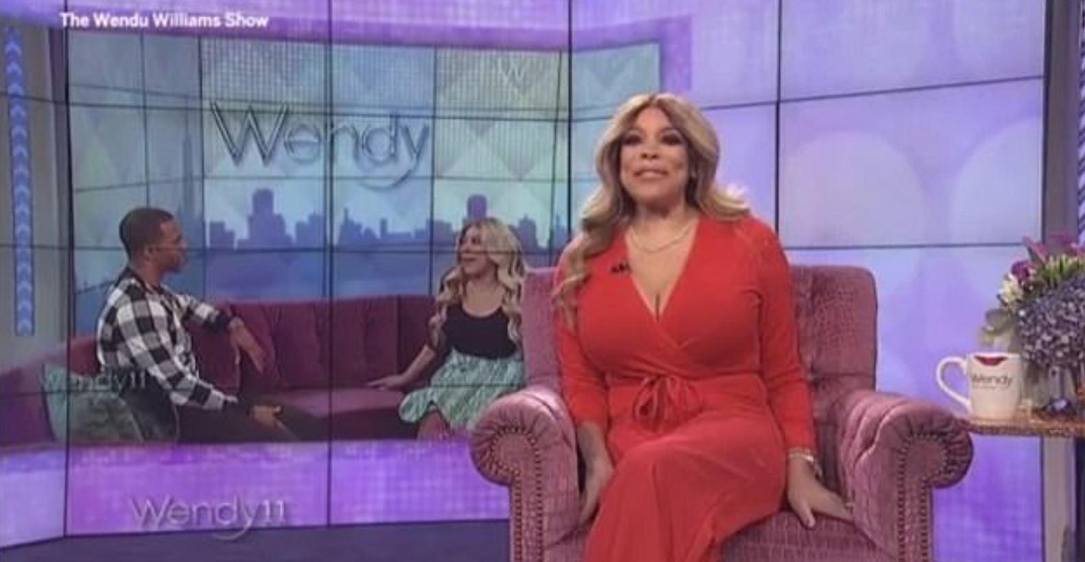 Ünlü sunucu canlı yayında gaz çıkardı Ünlü sunucu canlı yayında gaz çıkardı