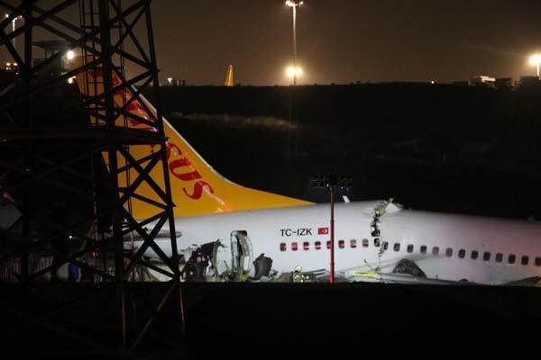Son dakika | Sabiha Gökçende pistten çıkan Pegasus uçağı 3e bölündü ilk görüntüler