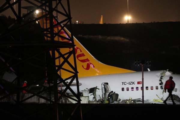 Son dakika | Sabiha Gökçende pistten çıkan Pegasus uçağı 3e bölündü ilk görüntüler