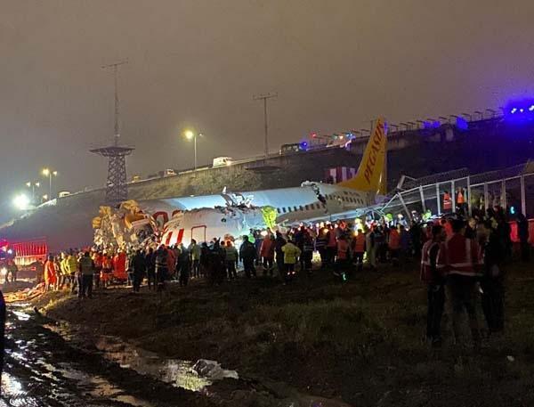 Son dakika | Sabiha Gökçende pistten çıkan Pegasus uçağı 3e bölündü ilk görüntüler