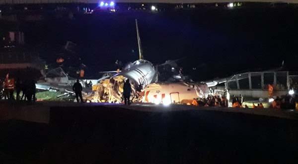 Son dakika | Sabiha Gökçende pistten çıkan Pegasus uçağı 3e bölündü ilk görüntüler